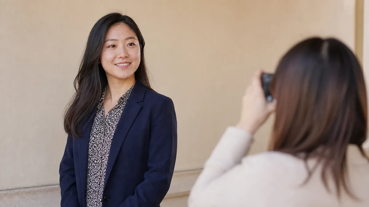 프로필 사진에서 무늬 옷이 얼굴보다 먼저 보일 때 관련 이미지